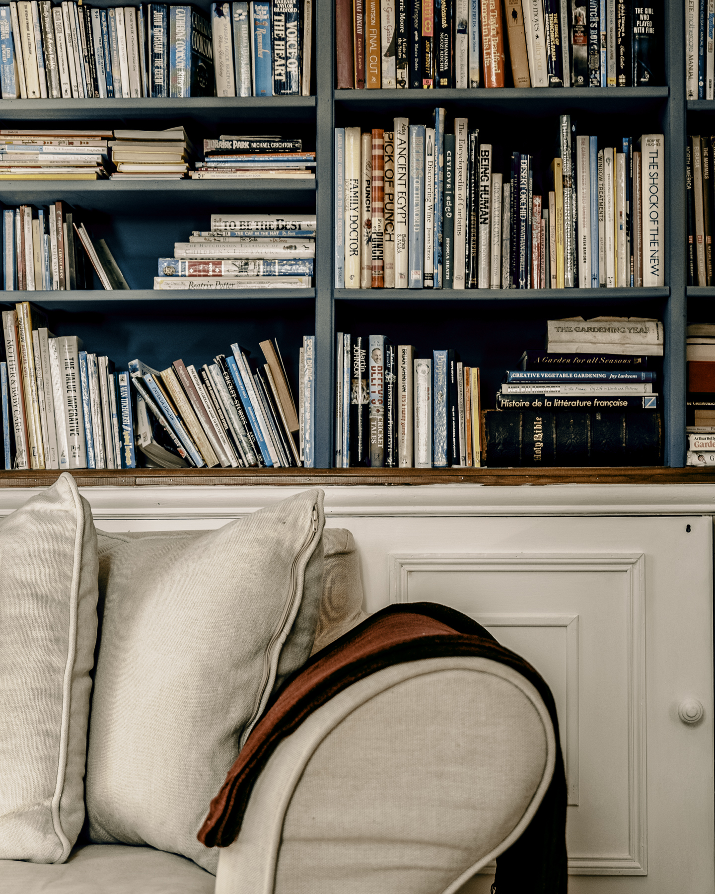 Library cream sofa-chateau-de-la-vigne1