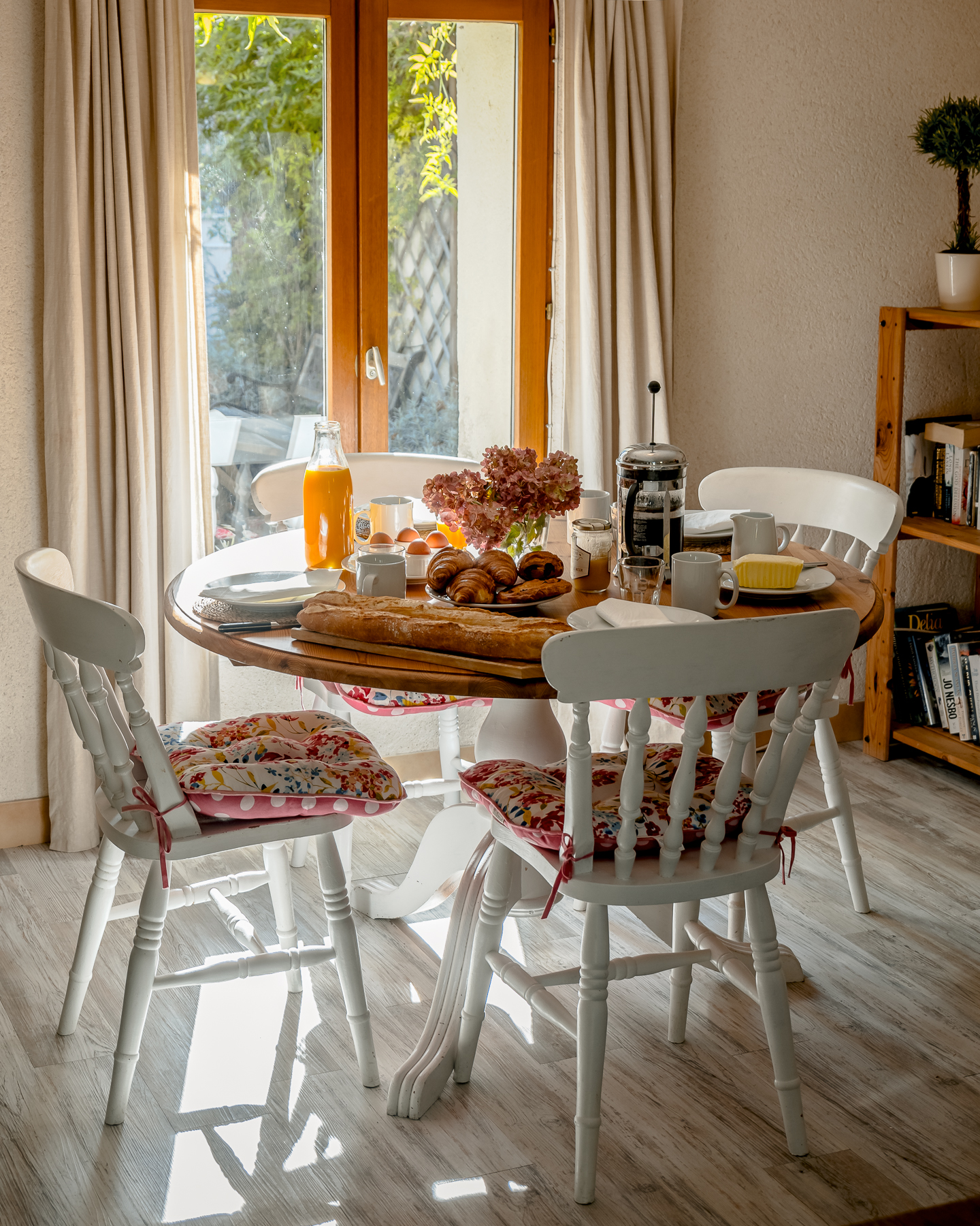 Farm cottage breakfast table-chateau-de-la-vigne2