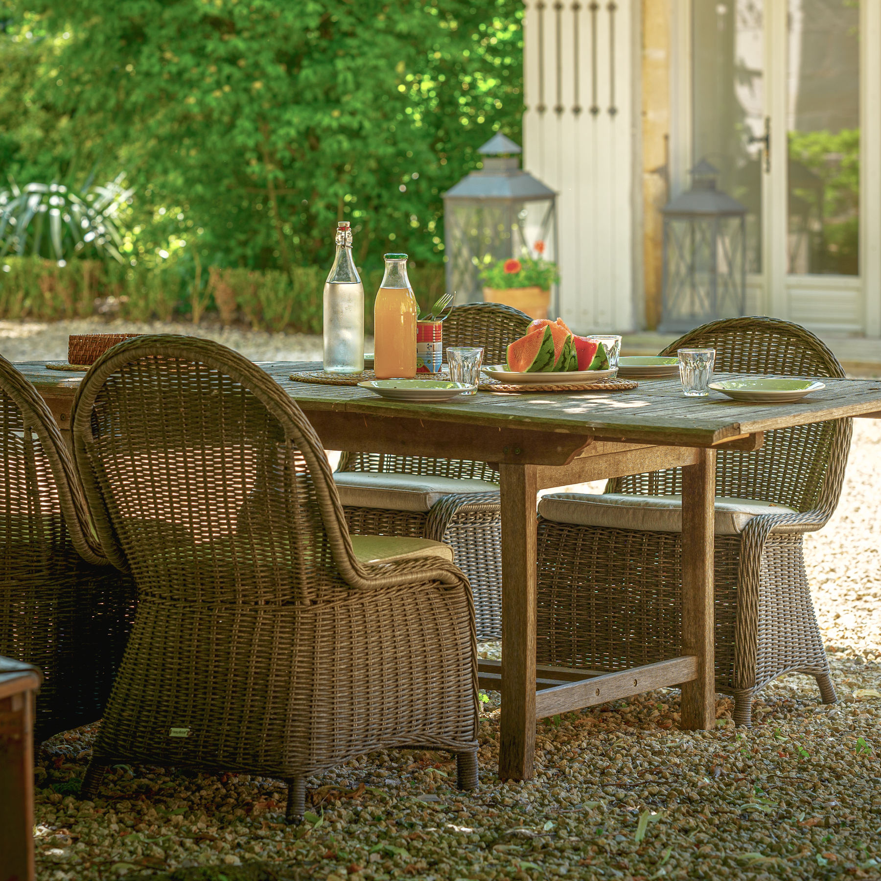 Central Courtyard dining at Chateau de la Vigne
